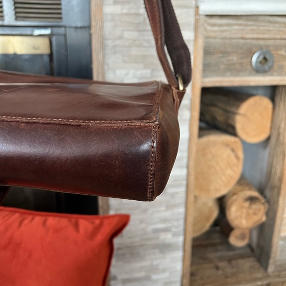 Elegant Brown Leather Crossbody Bag - Picture 6 of 7